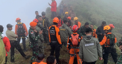 ইন্দোনেশিয়ায় বিমান বিধ্বস্ত, ১০ জনের মরদেহ উদ্ধার