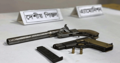 মেহেরপুরে সেনাবাহিনীর অভিযানে অস্ত্র ও গুলি উদ্ধার