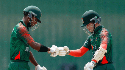 বাঁচা-মরার ম্যাচে অল্পতেই গুটিয়ে গেল বাংলাদেশ