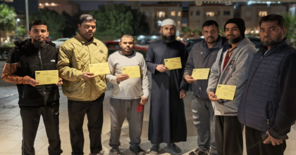 পোস্ট অফিসে ব্যালট জমা দিচ্ছেন কুয়েত প্রবাসীরা