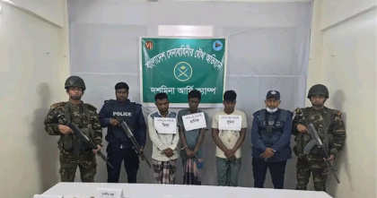 পটুয়াখালীতে যৌথ অভিযানে মাদকদ্রব্য ও দেশি অস্ত্রসহ আটক 