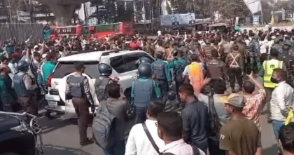 চট্টগ্রাম বন্দর: শ্রমিক-কর্মচারীদের তোপের মুখে নৌ উপদেষ্টা