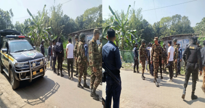 কুষ্টিয়ায় ভোট কেন্দ্রের সামনে থেকে ১০টি বোমা সাদৃশ্য বস্তু উদ্ধার