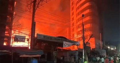 রাজধানীর কারওয়ান বাজারে আগুন, নিয়ন্ত্রণে ৮ ইউনিট