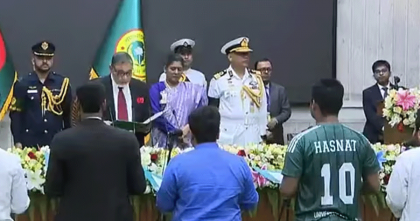 সেই ‘১০ নম্বর জার্সি’ পরেই শপথ নিলেন হাসনাত আবদুল্লাহ