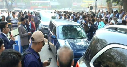 শপথ নিতে সংসদ ভবনে প্রবেশ করছেন নবনির্বাচিত এমপিরা