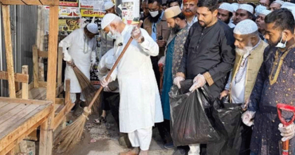ঝাড়ু হাতে রাস্তায় নেমে পড়লেন জামায়াত আমির