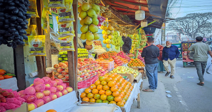 রমজানে গাইবান্ধায় ফলের বাজার অগ্নিমূল্য, বিপাকে নিম্ন ও মধ্যবিত্ত