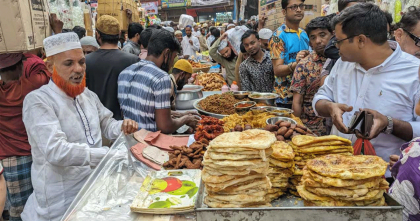রোজার প্রথম দিনেই চকবাজারের ইফতারির স্বাদ নিতে ভিড়