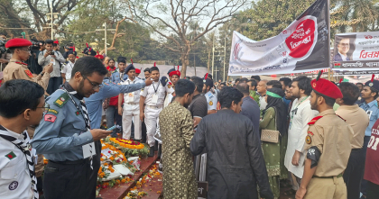 ভাষা শহীদদের প্রতি শ্রদ্ধা জানাতে শহীদ মিনারে মানুষের ঢল
