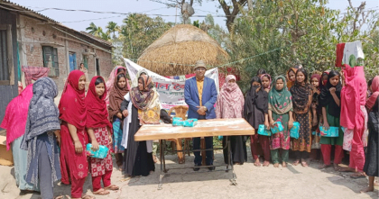 কিশোরীদের প্রজনন স্বাস্থ্য সচেতনতায় উঠান বৈঠক, বিনামূল্যে স্যানিটারি ন্যাপকিন বিতরণ