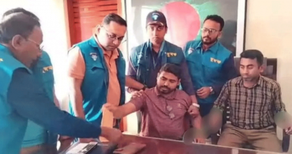 ব্রিজ নির্মাণে ১২ লাখ টাকা দাবি, ফেনীতে ঘুষের টাকাসহ প্রকল্প কর্মকর্তা আটক