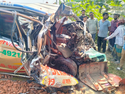 ট্রলি ও অ্যাম্বুলেন্সের মুখোমুখী সংঘর্ষে চালক নিহত