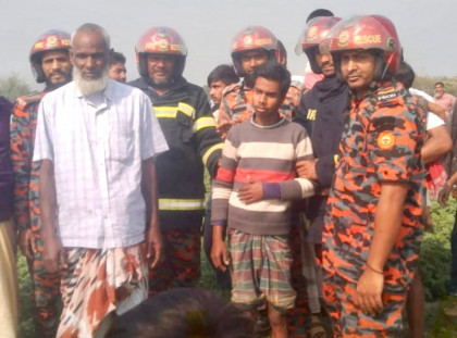 মোবাইল কিনে না দেওয়ায় বাকপ্রতিবন্ধী কিশোর বিদ্যুতের খুঁটিতে চড়ে আত্মহত্যার চেষ্টা