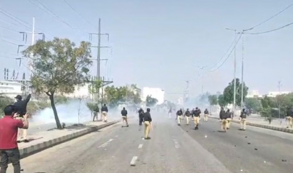 পাকিস্তানের করাচিতে মার্কিন দূতাবাসের সামনে বিক্ষোভ, টিয়ার শেল নিক্ষেপ