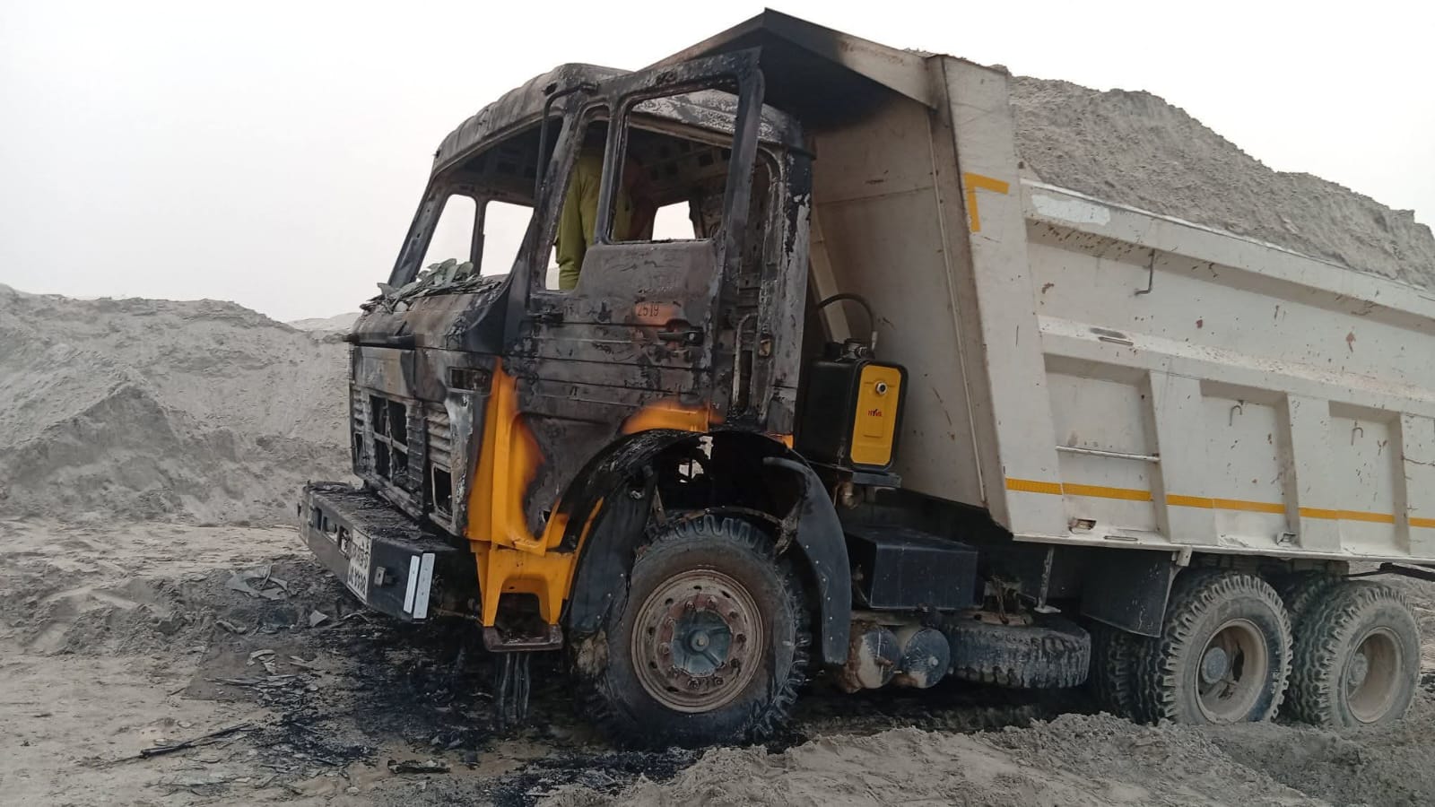 কুষ্টিয়ায় পদ্মা নদীর অবৈধ বালু উত্তোলন নিয়ে ব্যাপক গোলাগুলি

