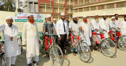চাঁদপুরে কর্মহীনদের মাঝে জামায়াতের ভ্যানগাড়ি প্রদান