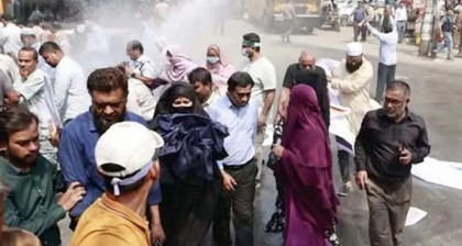 সুদসহ আমানত ফেরতের দাবিতে বাংলাদেশ ব্যাংকের সামনে বিক্ষোভ

