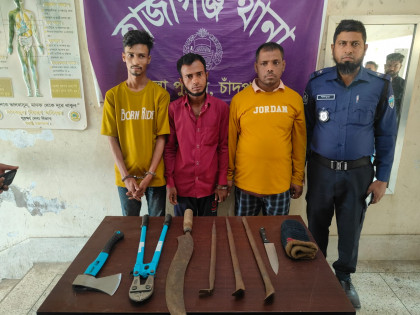 চাঁদপুরে ডাকাতির প্রস্তুতিকালে পিকআপসহ দেশীয় অস্ত্র উদ্ধার, গ্রেফতার ৩