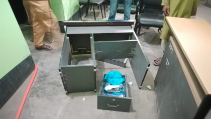 সিরাজগঞ্জে মদ খাওয়ার টাকা না পেয়ে চেয়ারম্যানের কার্যালয় ভাঙচুর করলো মেম্বার