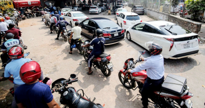 আজও রাজধানীর ফিলিং স্টেশনগুলোয় জ্বালানি তেলের জন্য দীর্ঘ লাইন