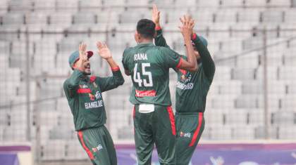 নাহিদের প্রথম ফাইফারে বিপর্যস্ত পাকিস্তান