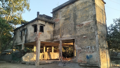 বাঁশখালীতে পরিত্যক্ত আশ্রয়কেন্দ্র যেনো মরণফাঁদ, প্রাণহানির শঙ্কায় আতঙ্কে এলাকাবাসী

