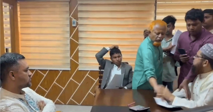 ইউএনও অফিস থেকে নিয়োগ পরীক্ষার সব কাগজ ছিনিয়ে নিয়ে গেলেন বিএনপি সভাপতি 