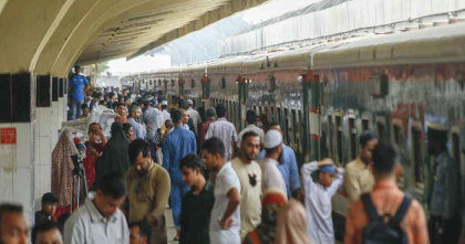পবিত্র ঈদুল ফিতর: ভোগান্তি এড়াতে আগেই বাড়ির পথে, স্টেশনে যাত্রীদের ভিড়