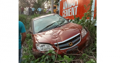 ঝালকাঠিতে নৌ কর্মকর্তা’র প্রাইভেট কার খাদে, দেড় বছরের শিশু নিহত