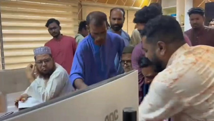 ইউএনও অফিস থেকে নিয়োগ পরীক্ষার সব কাগজ ছিনিয়ে নিয়ে গেলেন বিএনপির সভাপতি 