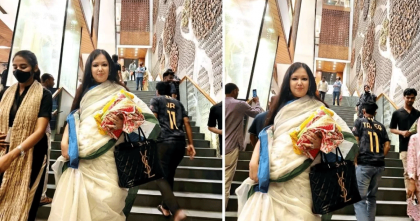 আড়ংয়ে ফ্রি ব্যাগ না পেয়ে ক্ষুব্ধ রুমিন ফারহানা, হাতে কাপড় নিয়ে শোরুম ত্যাগ