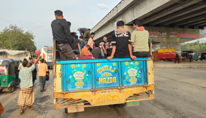 ঈদে ঘরমুখী মানুষের চাপ, বাস না পেয়ে অনেকেই ট্রাকে বাড়ি ফিরছেন