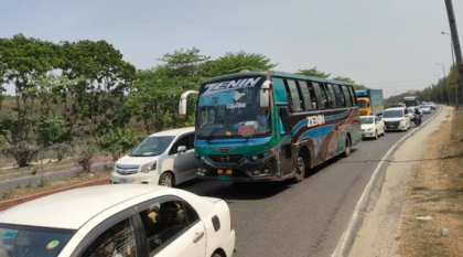 ঈদযাত্রা শুরু: সিরাজগঞ্জ মহাসড়কে বেড়েছে যানবাহনের চাপ, এখনো স্বাভাবিক চলাচল

