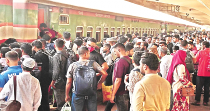 ঈদযাত্রায় ঘরমুখো মানুষের ঢল