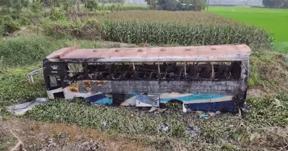 ব্রিজের রেলিং ভেঙে খাদে পড়ে আগুনে পুড়লো যাত্রীবাহী বাস