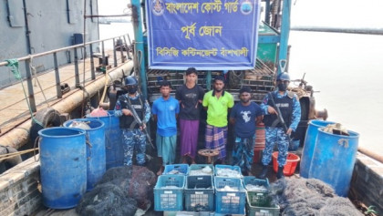 বাঁশখালীতে কোস্ট গার্ডের অভিযান: অবৈধ ট্রলিং বোট-জাল জব্দ, আটক চার জেলে