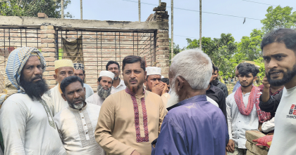 আলমডাঙ্গায় ঝড়ের তাণ্ডবে ক্ষতিগ্রস্তদের পাশে চুয়াডাঙ্গা ১ আসনের এমপি রাসেল 