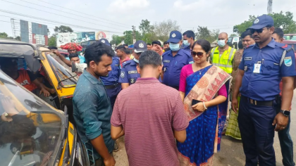 যাত্রী ভেবে ইউএনওর কাছে অতিরিক্ত ভাড়া দাবি, দুই চালককে জরিমানা