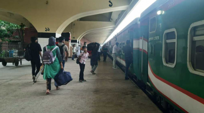 ঈদের দ্বিতীয় দিনেও কমলাপুরে যাত্রীর চাপ, বাড়তি কোচেও সামাল দিতে হিমশিম

