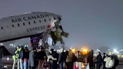 নিউইয়র্কের লা গার্ডিয়া বিমানবন্দরে এয়ার কানাডার প্লেন ও গাড়ির সংঘর্ষ
