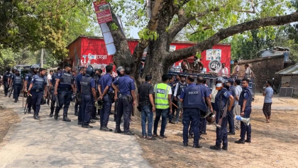 সালিশ বৈঠককে কেন্দ্র করে চাঁপাইনবাবগঞ্জে সংঘর্ষ, ককটেল বিস্ফোরণ ও অগ্নিসংযোগ

