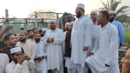 অগ্নিকাণ্ডে ক্ষতিগ্রস্ত ৮ পরিবারের পাশে বাঁশখালী উপজেলা জামায়াত, নগদ সহায়তা প্রদান