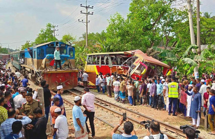 কুমিল্লায় ট্রেন-বাস সংঘর্ষ: গেটম্যান হেলাল গ্রেপ্তার