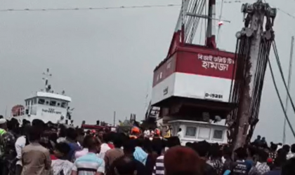 পদ্মায় যাত্রীবাহী বাস দুর্ঘটনা, উদ্ধার অভিযান চলছে