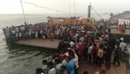 দৌলতদিয়া ফেরিঘাটে বাস নদীতে তলিয়ে ৪ জনের মৃত্যু, নিখোঁজ ৪৫