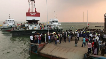 পদ্মা নদীতে ডুবে যাত্রীবাহী বাস ৯০ ফুট গভীরে, উদ্ধার অভিযান চলছে

