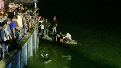 পদ্মা নদীতে ডুবে যাত্রীবাহী বাস ৯০ ফুট গভীরে, উদ্ধার অভিযান চলছে

