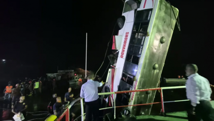 পদ্মায় বাসডুবি: নিহত ১৯, পরিচয় মিলেছে ১০ জনের; উদ্ধার অভিযান চলমান