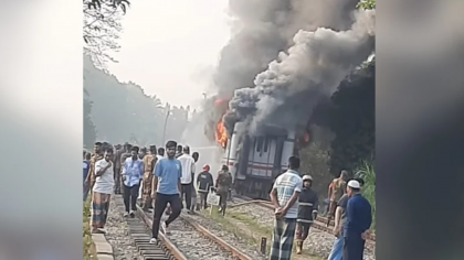 চট্টগ্রামে চট্টলা এক্সপ্রেসে আগুন, নিয়ন্ত্রণে ফায়ার সার্ভিসের চেষ্টা

